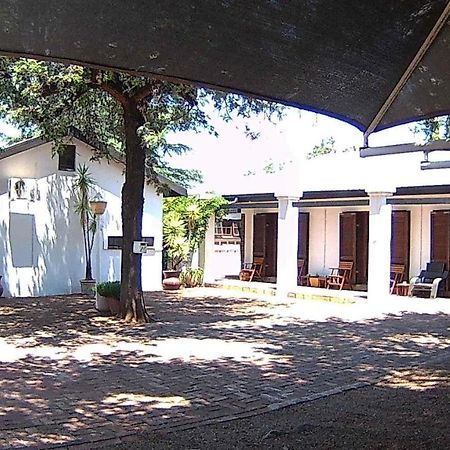 Kuru-Kuru Guesthouse Kuruman Buitenkant foto
