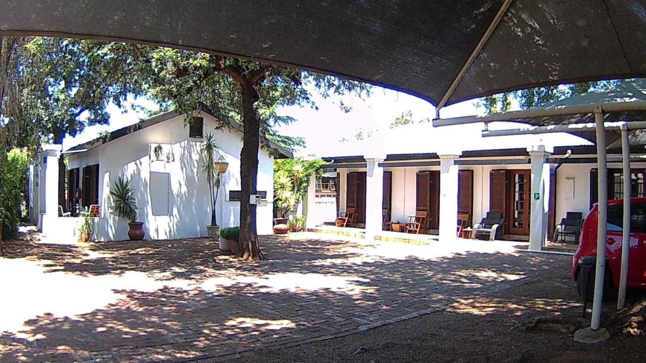 Kuru-Kuru Guesthouse Kuruman Buitenkant foto