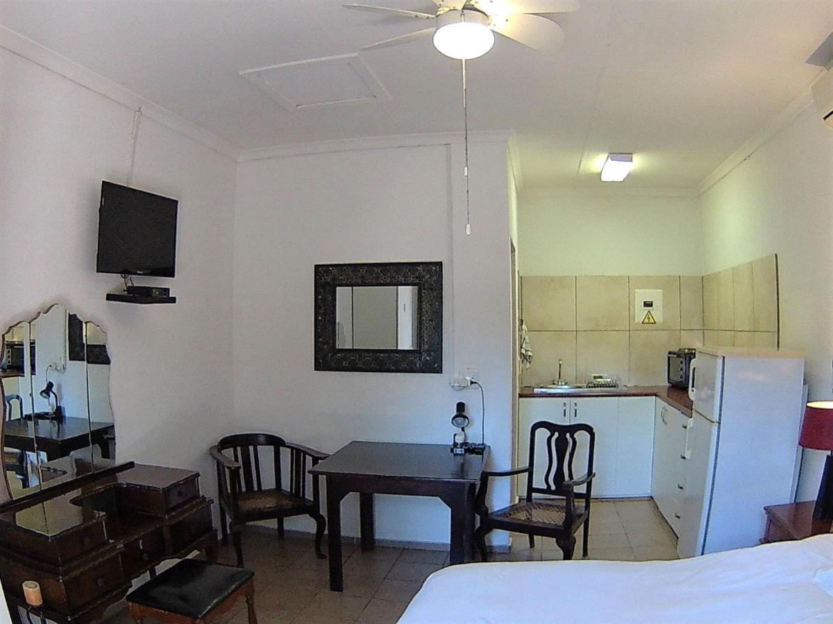 Kuru-Kuru Guesthouse Kuruman Buitenkant foto
