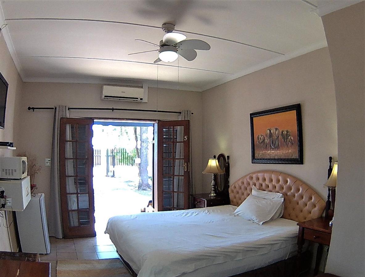 Kuru-Kuru Guesthouse Kuruman Buitenkant foto